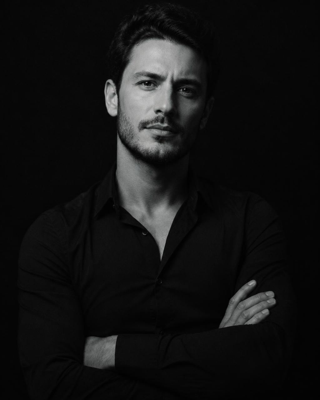 Portrait en noir et blanc de Mohamed Benouhoud
